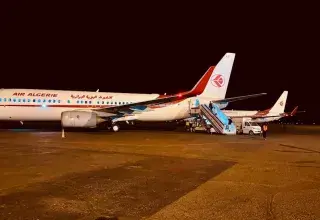 Un avion de ligne sur le tarmac d'un aéroport