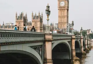 Vue du pont de Westminster et de Big Ben sous un ciel gris à Londres