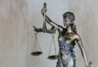 Statue de la justice tenant une épée, symbole du système judiciaire