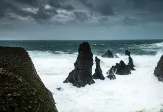 Tempête sur la côte avec de fortes vagues et un ciel menaçant