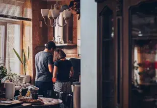 Une famille devant une maison, symbole de la quête de logement en France