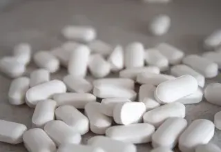 Boîte de médicaments sur une surface en bois