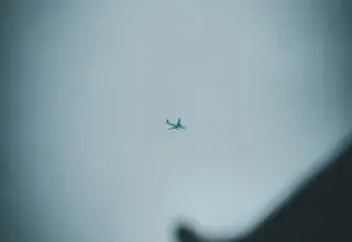 Petit avion volant dans un ciel nuageux