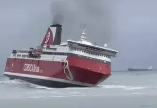 Le ferry Jean Nicoli de Corsica Linea secoué par un fort roulis à l'entrée du port de Béjaïa
