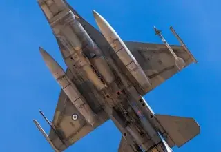 Avion de chasse supersonique capturé en plein vol au-dessus d'Albacete, effectuant une impressionnante manœuvre aérienne dans un ciel dégagé