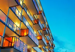 Façade vitrée d'une résidence étudiante moderne