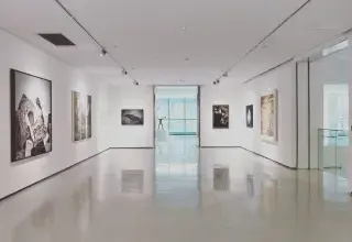 Vue intérieure d'un musée avec tableaux accrochés aux murs