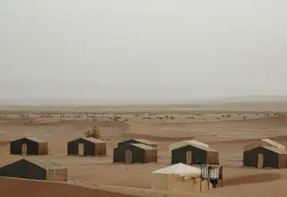 Vue aérienne du désert du Sahara, site des anciens essais nucléaires français