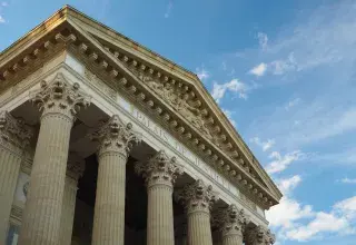 Façade d'un tribunal avec colonnes en pierre