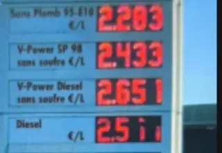 Station-service affichant les prix des carburants en France