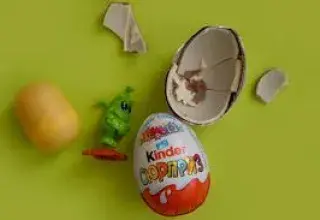 Un œuf Kinder Surprise, ce chocolat emblématique interdit aux États-Unis depuis 1938
