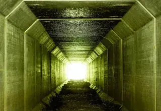 tunnel au mur peint en vert