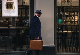 Silhouette d'un homme en costume dans une opération d'espionnage numérique