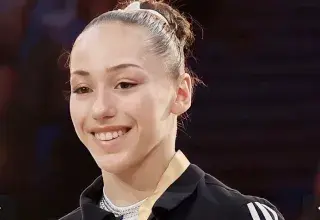 Kaylia Nemour en compétition sur les barres asymétriques