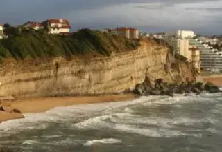 Effondrement d'un pan de falaise près du phare de Biarritz