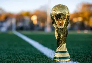 Trophée de la Coupe du monde 2026 posé sur une pelouse verdoyante