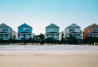 Maisons colorées en bord de mer