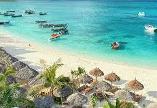 Barques en bois sur une eau turquoise le long d une plage de sable