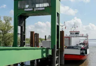 Ferry à quai, véhicules en cours d embarquement au terminal