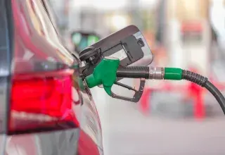 Un automobiliste fait le plein de carburant dans une station-service