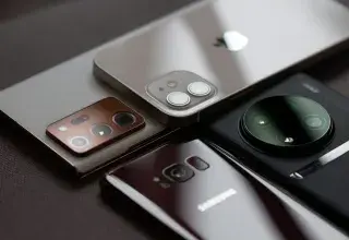 Plusieurs smartphones posés sur une table