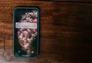 Smartphone posé sur une table affichant une alerte de la banque