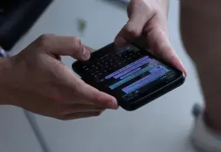 Personne tenant un smartphone noir