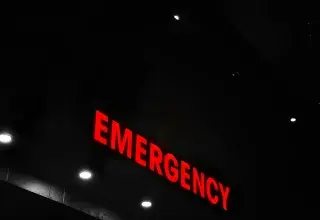 Panneau rouge « Urgences » allumé à l'entrée d'un hôpital