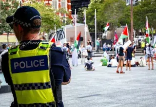 Un policier face à une foule de manifestants