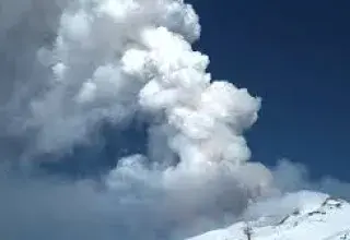L’Etna, plus grand volcan actif d’Europe, est entré en éruption, offrant un spectacle fascinant mais semé d’incertitudes pour la Sicile.