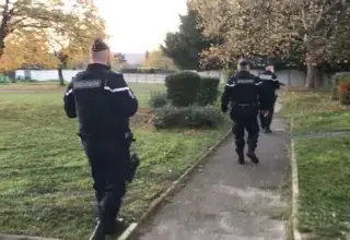 À l'arrivée des policiers, l'homme a pris la fuite. Mais quelques instants plus tard, il s'est retourné vers un fonctionnaire et s'est jeté sur lu