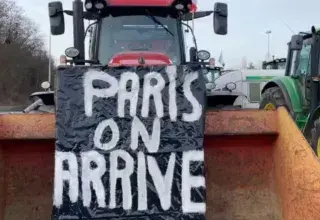 Tracteur agricole dans un champ - manifestation des agriculteurs