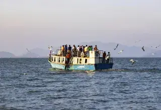 Le 12 août 2023, un canot pneumatique surchargé sombrait dans la Manche, coûtant la vie à sept migrants. Parmi les rescapés, Ibrahim A