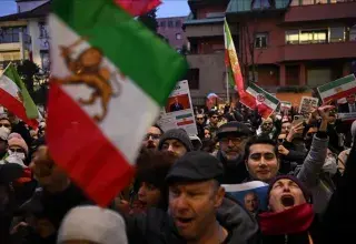 La reprise de certains vols commerciaux vers Téhéran, comme ceux opérés par Turkish Airlines ce jeudi, illustre à la fois l’espoir d’un retour progressif à une normale relative et la prudence des compagnies face à un contexte toujours instable. Les responsables turcs ont en outre souligné leur volonté de favoriser un « dialogue » entre les parties impliquées, dans une tentative de médiation qui pourrait se révéler cruciale si la situation venait à s’enliser davantage. Source : TF1 Info  Une crise intérieure