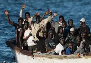 Les arrivées de migrants irréguliers en Espagne ont chuté de 42 % en 2025, un tournant majeur pour les routes méditerranéennes.