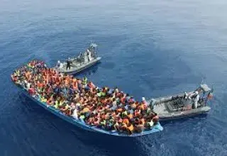 Les arrivées migratoires par mer en Méditerranée diminuent mais les traversées restent meurtrières. Décryptage des flux et des enjeux européens.