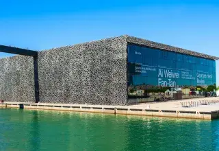 Le Mucem, posé entre ciel et mer à l’entrée du Vieux-Port, s’apprête une nouvelle fois à illuminer la ville
