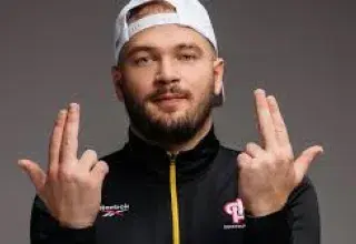 Le rappeur Jul signe un nouveau triomphe avec son album « TP sur TP », en tête des ventes françaises, confirmant son statut unique dans le paysage musical