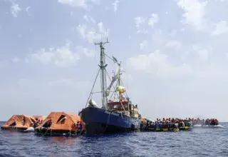 En Méditerranée, les politiques migratoires européennes ont rendu les traversées plus chères et plus meurtrières, enrichissant les passeurs sans jamais stopper les départs.