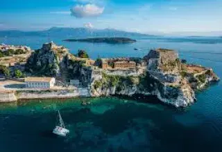 Le tourisme bat des records en Méditerranée : Grèce, Italie et Espagne enregistrent des croissances inédites et repensent leur modèle durable.
