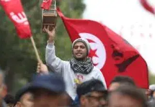 Un symbole de continuité et de désillusion Les observateurs s’accordent à dire que la Tunisie vit un tournant critique. La fermeture du Parlement, la réforme constitutionnelle et l’arrestation de plusieurs figures de l’opposition ont fragilisé la jeune démocratie. « Kaïs Saïed a brisé le rêve démocratique tunisien », estime un analyste politique cité par Le Courrier de l’Atlas. Mais malgré la désillusion, la société civile tunisienne reste l’une des plus actives du Maghreb.  Cette mobilisation, même limitée