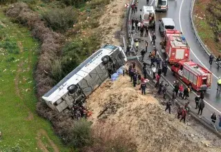 Un bus a chuté dans un ravin près d’Antalya, faisant au moins 16 morts. Un drame qui interroge la sécurité des transports en Turquie