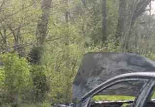 Accident tragique de route avec véhicule endommagé