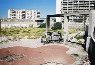 C’est la triste histoire d’une société emmurée dans un univers de béton qui tombe en ruine... (DR)