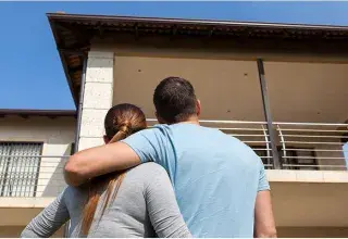 L'acte de notoriété n'est que la première étape. Pour finaliser une vente, le notaire doit établir l'attestation de propriété immobilière