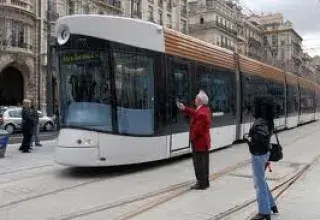 Tramway circulant en ville