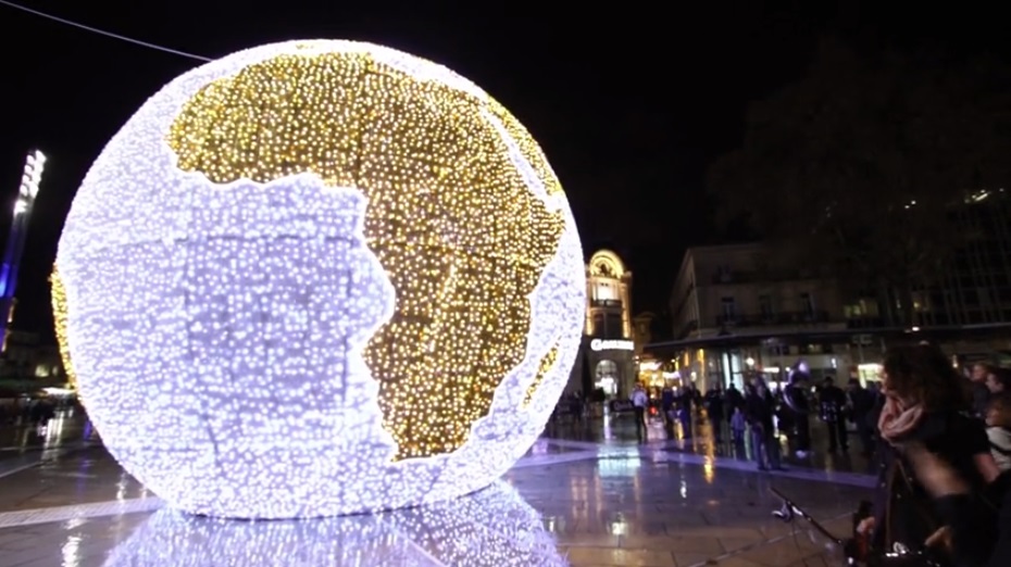 Vidéo : une mappemonde lumineuse pour Les Hivernales, le marché de Noël