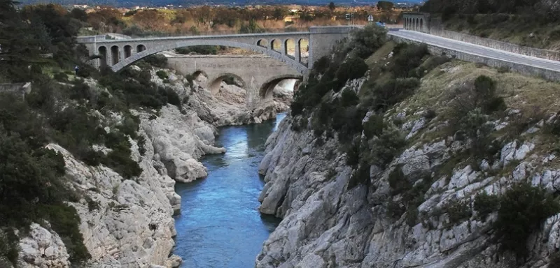 C'est précisément, ici, à quelques dizaines de mètres du Pont du Diable et à la pointe de l'étranglement où l'eau tourbillonne, que le drame s'est produit, selon les témoignages recueillis. (© Thierry Pons/SDIS 34)