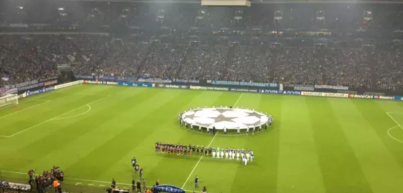 Arrivé mardi mardi en Allemagne, le club montpelliérain est resté solide, ce soir, au cœur du Veltins Arena, où les supporters montpelliérains se sont aussi fait entendre. (© MHSC)