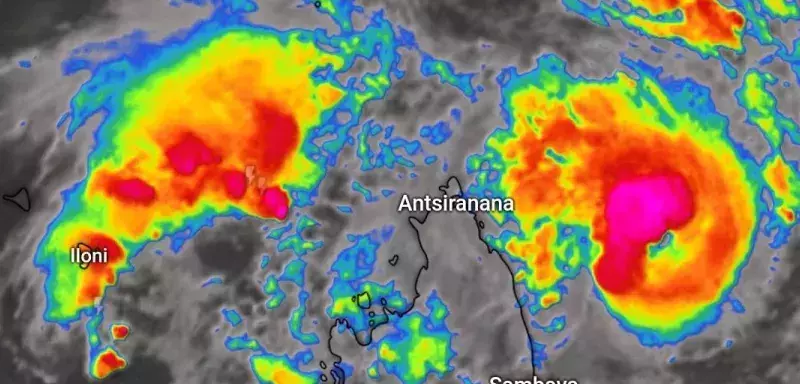 Mayotte, déjà dévastée, placée à nouveau en alerte cyclonique